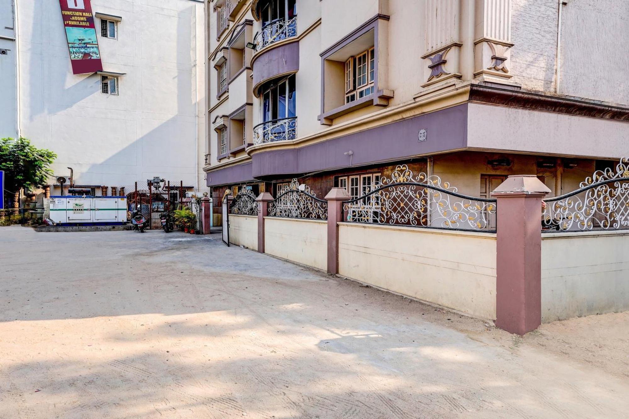 OYO 76010 Hotel Jayalakshmi Residency Tirupati Bagian luar foto